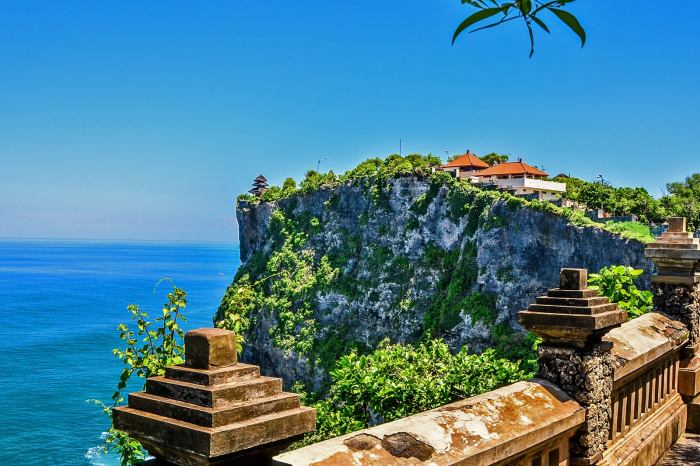 Uluwatu temple pura luhur indonesia eksotiske traveldigg spotdeal alamat